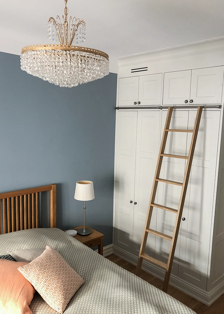 Platsbyggt garderob med stege1